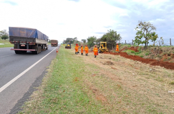 Equipes trabalham na instala��o do cabeamento de fibra �ptica que vai interligar toda a opera��o do corredor rodovi�rio da Eixo- SP (Da Assessoria).