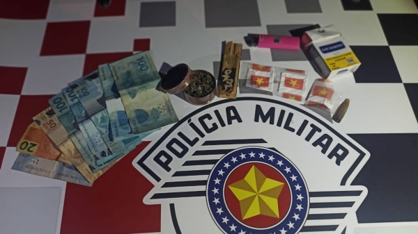 Dinheiro, drogas e outros materiais apreendidos pela Pol�cia Militar em In�bia Paulista, que estavam com os dois moradores de Pracinha (Divulga��o/PM).