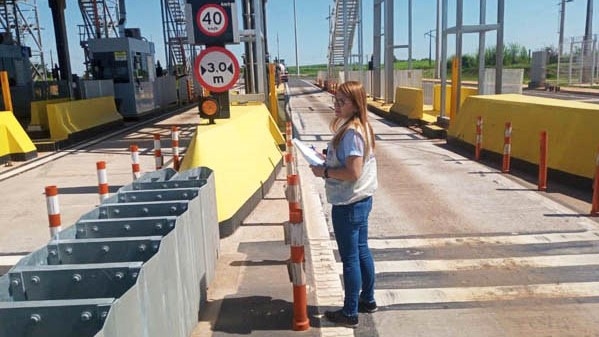 Agente do Ipem-SP em uma das verifica��es nas pra�as de ped�gio  da regi�o (Divulga��o/Ipem-SP).