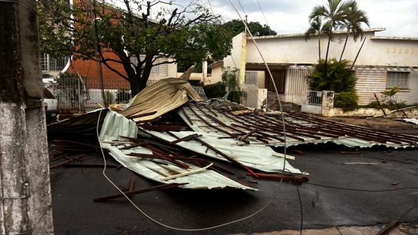Parte do telhado da Igreja Matriz foi arremessada na rua (Redes Sociais).