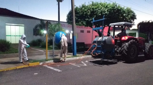 Higieniza��o com hipoclorito de s�dio ocorre nas �reas de acesso �s unidades b�sicas de sa�de da cidade. Na foto, equipe trabalha nas proximidades da Santa Casa (Divulga��o/Prefeitura de Luc�lia).