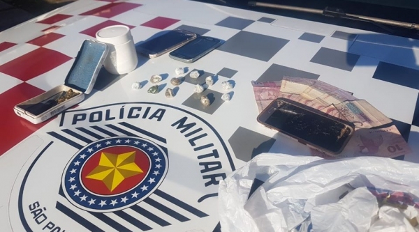 Droga, dinheiro e outros materiais apreendidos com a mulher, que foi presa em flagrante por tr�fico de drogas (Foto: Cedida/PM).