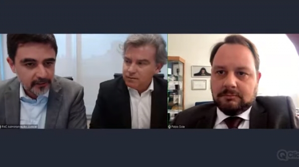 Dois representantes da R4C Administra��o Judicial e o juiz Fabio Alexandre Marinelli Sola, na transmiss�o do leil�o (Reprodu��o).