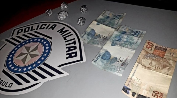 Coca�na e dinheiro encontrados na casa do homem que foi preso por tr�fico de drogas em Luc�lia (Cedida/PM).