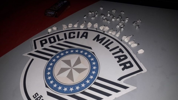 Na abordagem ao traficante, policiais militares encontram e apreendem por��es de crack e coca�na (Cedida/PM).