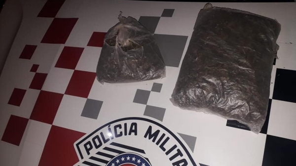 Droga apreendida pesou 300 gramas (Foto: Cedida/PM).