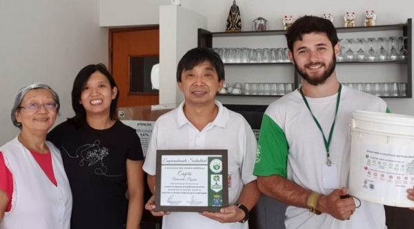 Representantes do Restaurante e Pizzaria Capri recebem a certifica��o pelo representante da Secretaria do Meio Ambiente de Luc�lia (Divulga��o).