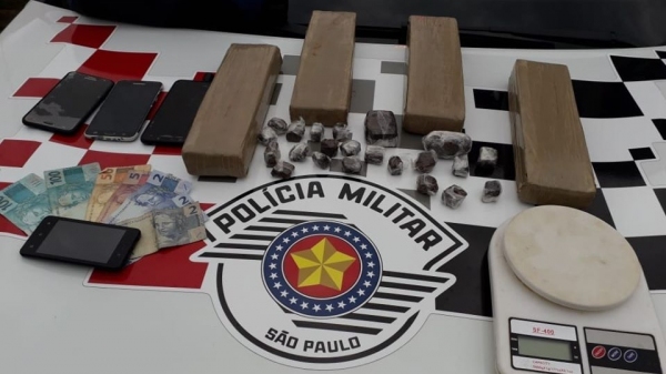 Droga, dinheiro, celulares e balan�a de precis�o apreendidos pela Pol�cia Militar com os traficantes (Cedida/PM).