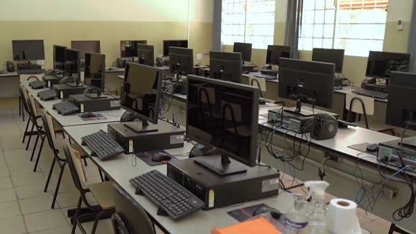 Um dos laborat�rios de inform�tica com os novos equipamentos (Reprodu��o).