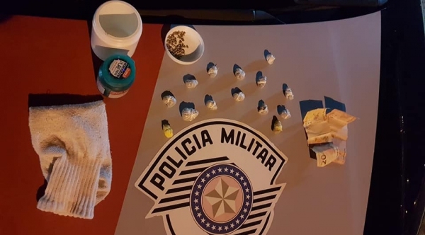 Maconha, sementes de maconha e dinheiro apreendidos pela Pol�cia Militar (Cedida/PM).