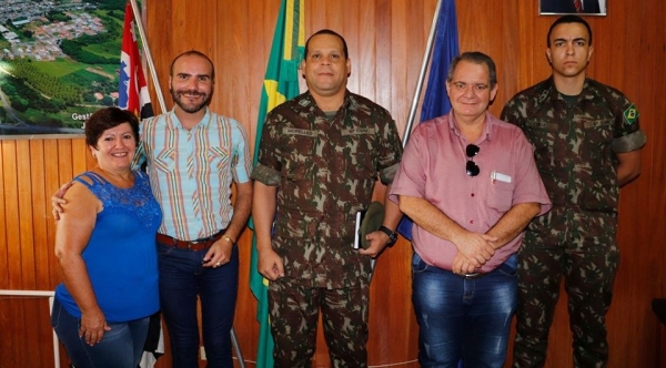 A homenageada Maria L�cia, prefeito Carlos Jr, tenente Cl�udio Meireles, Valter Paulo Barros e Soldado Aldo Cruz (Cedida/PM Luc�lia).