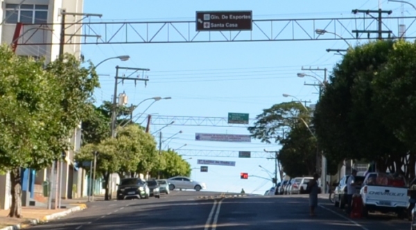 Avenida Brasil, regi�o da Caixa Federal, em Luc�lia: local � indicado por vereadores para que receba lombofaixa (Foto: Aqui Luc�lia).