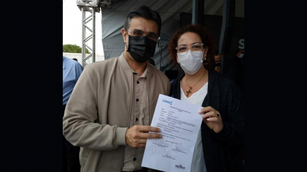 Vice-governador Rodrigo Garcia e a prefeita Tati Guilhermino, com a ordem de servi�o para in�cio as cobras (Da Assessoria).