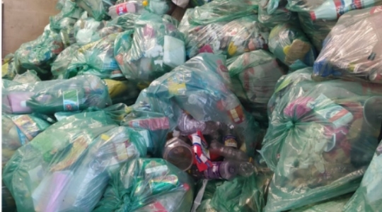 Recicl�veis coletados ficam em espera, por 72 horas, para depois serem manuseados pelos recicladores (Reprodu��o).