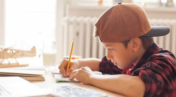 Aulas na rede estadual de ensino s�o retomadas com uso de plataformas digitais (Ilustra��o).
