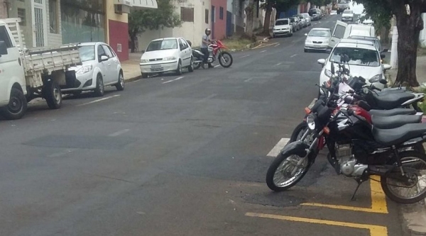 Rua Nove de Julho, em Mar�lia, local do acidente, que posteriormente teve buracos tapados (Reprodu��o/Mar�lia Not�cia).