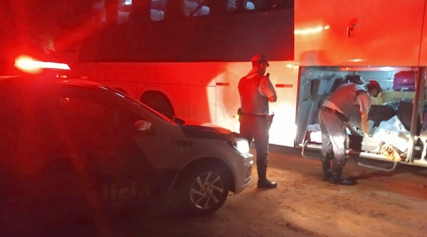 Droga foi encontrada pelos policiais junto � bagagem da mulher (Foto: Cedida/PM Rodovi�ria).