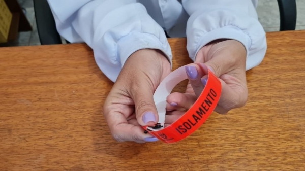 Pulseira poder� ser adotada para identificar moradores com a Covid-19, como ocorre na cidade de Nova Granada, na regi�o de S�o Jos� do Rio Preto (Reprodu��o/Prefeitura de Nova Granada).