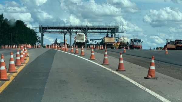 Novo cen�rio nas estradas da regi�o: obras da pra�a de ped�gio na SP-294, em Iacri, em 17 de dezembro (Foto: Maikon Moraes/Siga Mais).