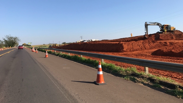 Obas na SP-294, altura do km 581, entre In�bia Paulista e Luc�lia (Foto: Siga Mais).