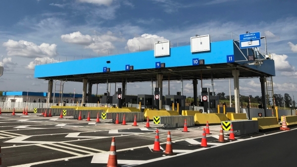 Uma das pra�as de cobran�a de ped�gio na SP-294 (Foto: Siga Mais).