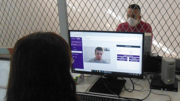 Pela tela do computador, médico à distância orienta sentenciado com mediação de um profissional de saúde da unidade (SAP/Croeste).