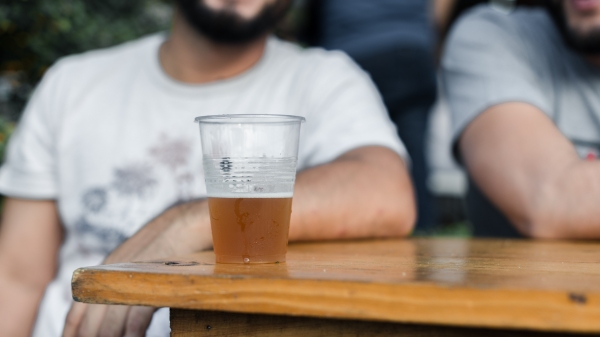 Decreto imp�e novo hor�rio limite para compra e consumo de bebidas, por exemplo, em bares, restaurantes e lojas de conveni�ncia (Foto de Diego Indriago no Pexels).