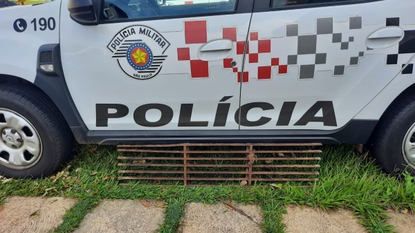 Grade de galeria de �gua pluvial, subtra�da de um dispositivo de capta��o na via p�blica, encontrada na carroceria do caminh�o (Divulga��o/PM).