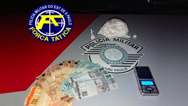 Droga, dinheiro e balan�a apreendidos pela Pol�cia Militar (Divulga��o/PM).