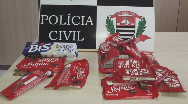 Chocolates furtados foram localizados pela Pol�cia Civil e devolvidos ao propriet�rio (Cedida/Pol�cia Civil).