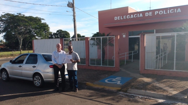 Entrega do ve�culo pela Pol�cia Civil � Prefeitura de Pracinha, por meio de seus representantes (Divulga��o/PC).