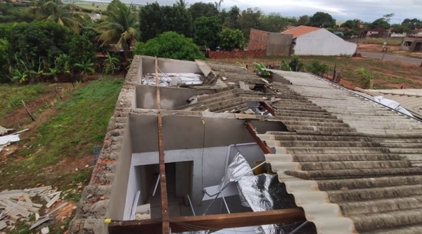 Forte chuva com granizo causou estragos em im�veis p�blicos e particulares em Pracinha (Cedida/Prefeitura de Pracinha).