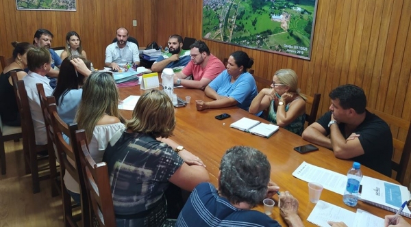 Decis�es restritivas ao coronav�rus foram tomadas pelo prefeito Carlos Junior ap�s reuni�es para discuss�o das medidas (Foto: Da Assessoria).