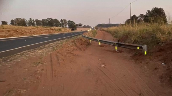 Defensas met�licas foram instaladas �s margens da SP-2594, no acesso � estrada rural, em Parapu� (Reprodu��o/Guia Online Parapu�).