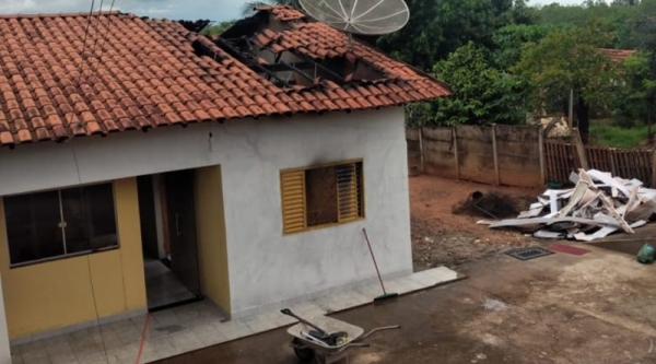 Casa teve parte da estrutura danificada pelas chamas (Reprodu��o/Kako News).