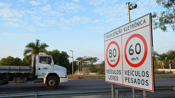 Localiza��o dos radares fixos, m�veis, est�ticos ou port�teis dever� ser feita no site do DER (Foto: Siga Mais).