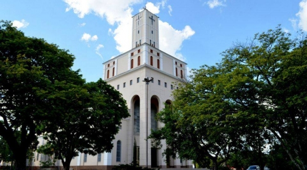 Igreja Matriz da Sagrada Fam�lia, em Luc�lia. Nova decis�o do Bispo da Diocese de Mar�lia amplia medidas e restri��es nas atividades religiosas, na tentativa de evitar a dissemina��o do coronav�rus, com casos suspeitos na regi�o (Arquivo/Siga Mais).