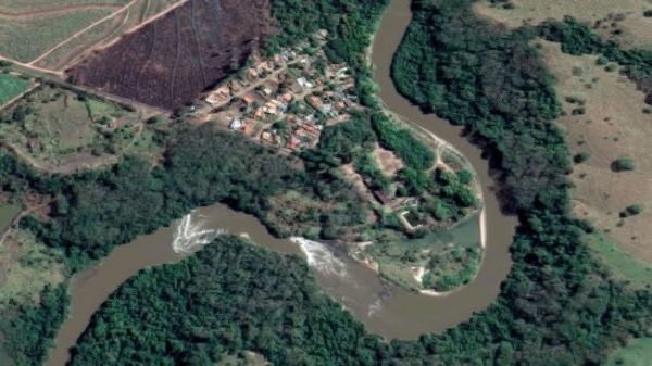 �rea de moradias e ranchos no Salto Botelho (Google).