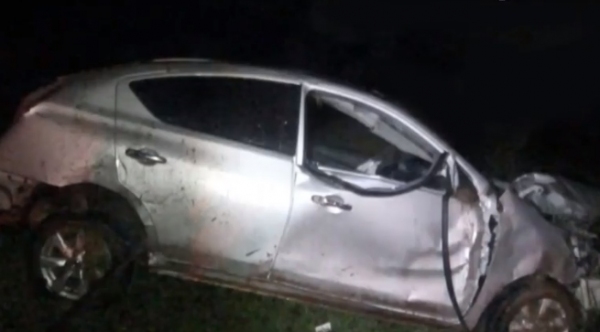 Autom�vel Nissan Versa envolvido no segundo capotamento. Condutora foi arremessada (Reprodu��o/Di�rio do Oeste).
