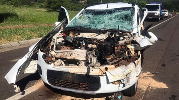 Situa��o do autom�vel Fiat Uno, ap�s a colis�o (Foto: Diego Fernandes/Folha Regional).