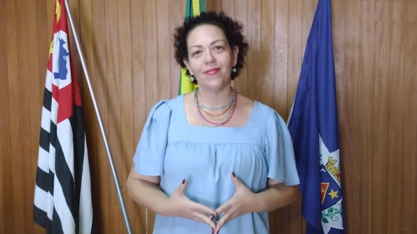 Prefeita Tati Guilhermino fez, em v�deo, o an�ncio das duas medidas (Reprodu��o).