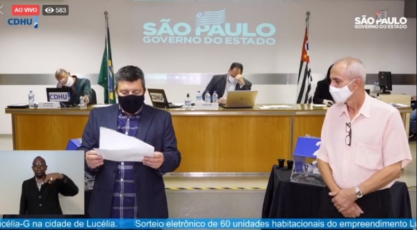 Diretor de tributos da Prefeitura de Luc�lia, Luiz Maria de Freitas (� direita), acompanhou presencialmente o sorteio, representante no ato o prefeito Carlos Ananias Junior (Reprodu��o).