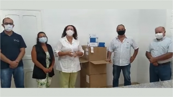 Representantes da prefeitura municipal recebem os testes r�pidos doados pela Faesp, Senar e Sindicato Rural (Reprodu��o).