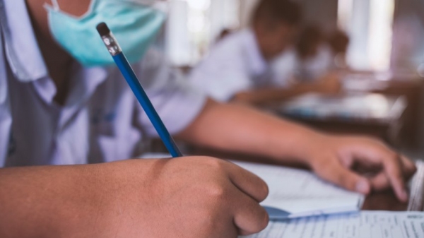 Respons�vel legal pelo estudante matriculado na rede p�blica estadual vai precisar apresentar um documento que comprove a vacina��o completa contra a covid-19 ou um atestado m�dico que comprove a contraindica��o para a imuniza��o (Foto: Seduc-SP).
