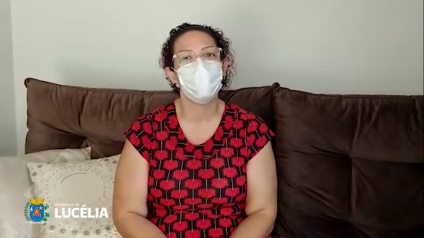 Em v�deo gravado na sua casa, prefeita comunica que est� com a Covid-19 (Reprodu��o/PM Luc�lia).