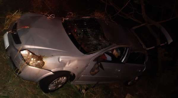 Carro ficou completamente destru�do, ap�s capotamento (Cedida/PM Rodovi�ria).