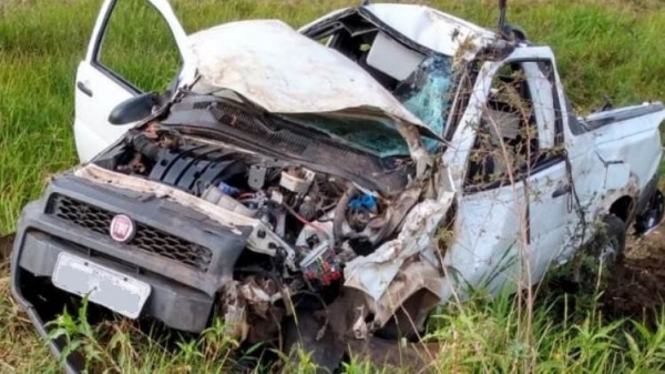 Carro ficou destru�do, ap�s capotamento (Reprodu��o/Folha Regional).