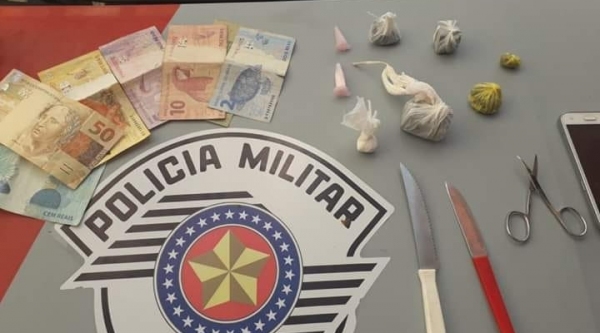 Droga, dinheiro e outros materiais foram apreendidos pela Pol�cia Militar (Foto: Cedida/PM).