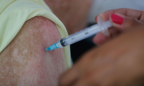 Novo grupo comea a ser imunizado contra a Covid-19 em Luclia (Foto: Tnia Rego/Agncia Brasil).