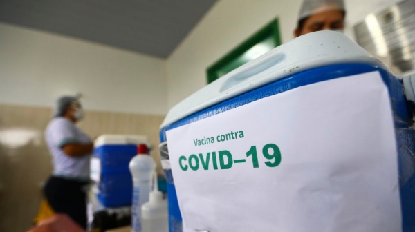 Vacinao contra a Covid-19 prossegue em Luclia, agora com os grupos de moradores de 50 a 59 anos (Foto: Marcelo Camargo/Agncia Brasil).